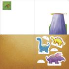 Illustration mit Dinosauriern. Rechts oben ein lila Berg. Unten gelber Hintergrund mit bunten Dinosaurier-Figuren.