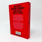 Roter Hintergrund, schwarze Schrift: „Das erste Angebot gewinnt. Das letzte kostet Leben.“ Buchrücken: „Marisa Kashino“.