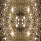 Strahlendes Muster mit funkelnden Lichtern in einer symmetrischen Anordnung, die an Sterne erinnert.