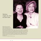 Marlene, vergiss nie, dass ich dich liebe … Zwei Frauen lächeln; die linke strahlt, die rechte trägt Hut und Mantel.