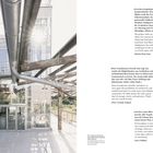 Zitat von Martin Rein-Cano und Peter Cachola Schmal über Architektur; Sätze beschreiben flexible und kreative Raumgestaltung. Rechts im Bild, ein innerer Hof mit modernen und industriellen Elementen.