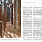 **Moderne Architektur in Venedig**

Korridor mit Glasdach und Backsteinwänden. Holzboden, natürliche Lichtspiele durch Solarzellen im Glasdach.