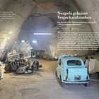"Neapels geheime Vespa-Katakomben" steht auf der rechten Seite. Eine Werkstatt in einer Höhle mit Vespas und einem blauen Auto.