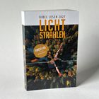 BIBEL LESEN 2027, LICHTSTRAHLEN. FURCHT-LOS, Jes 41,10, Jahreslosung 2027. Person balanciert über Wald.