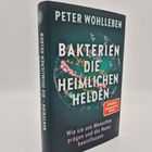 "Bakterien die heimlichen Helden. Wie sie uns Menschen prägen und die Natur beeinflussen" von Peter Wohlleben. Buchcover.