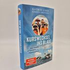 Buchcover: "Kurswechsel ins Blaue", "Eine Familie auf großem Segelabenteuer", mit einem Segelboot im Hintergrund.