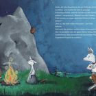 Ein älterer Ziegenbock erzählt Gruselgeschichten am Lagerfeuer. Andere Ziegen lauschen gespannt, Berge und Mond im Hintergrund.