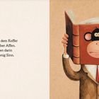Text: "Der Mann mit dem Koffer hat ein Buch über Affen. Die Geschichten darin ergeben oft wenig Sinn."  
Illustration: Ein Mann hält ein Buch mit Affengesicht als Cover.
