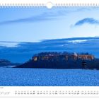 Text: "Festung Königstein zur Blauen Stunde", "Februar". Eine winterliche Landschaft mit erleuchteter Festung am Horizont.