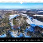 Monatskalender, Februar, Weitblick über den Pfaffenstein, verschneite Landschaft mit Wäldern und Feldern.