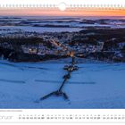 Kalender: Februar; Die knapp 400 Meter lange Seebrücke vor Sellin im Sonnenuntergang. Schneelandschaft mit beleuchtetem Ort.