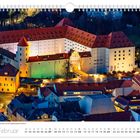 Februar, Schloss Freudenstein aus der Vogelperspektive bei Nacht. Beleuchtetes Schloss mit roten Dächern und umliegenden Gebäuden.