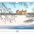 Text: "02", "Schloss Moritzburg". Ein Schloss im Schnee mit Ästen im Vordergrund und blauem Himmel.