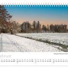 Kalendarium: Februar, Tage 1-28. Bild: Winterlandschaft mit schneebedecktem Weg, Bäumen und Bach unter klarem Himmel.