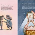 Links: Eine Frau misst die Größe eines Kindes. Rechts: Kind betrachtet Handyfotos eines lachenden Babys.