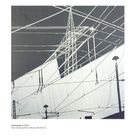 "Unterwegs 5 (2024), Foto-Druck auf Alu-Dibond, 40x40 cm." Strommasten und zahlreiche Kabel vor dunklem Himmel.