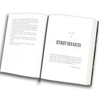 Text: "ZWEI FÜR DAS MÄDCHEN MIT DER ZAHNLÜCKE."
Illustration: Zwei Figuren an einem dekorierten Pfosten.