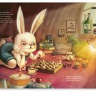 Ein Hase spielt Schach. Umgeben von Büchern, Kissen und Gebäck, beleuchtet eine Lampe den Tisch.