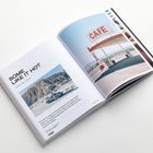 Links: "SOME LIKE IT HOT" mit Wüstenfoto, Auto. Rechts: Foto von altem „CAFE“-Schild in der Wüste.