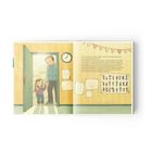 Text beschreibt den ersten Kindergartentag. Illustration: Kind und Vater an einer offenen Tür, Wanduhr, Kinderzeichnungen.