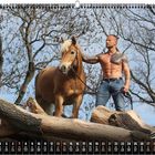 Kalender mit Monat Februar. Ein Mann mit freiem Oberkörper und ein Pferd stehen auf Baumstämmen vor kahlen Bäumen.