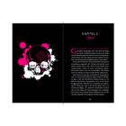 Kapitel 5: "Spirit". Text beginnt mit "Gelangweilt liege ich auf dem Bett...". Links: Totenkopf mit pinken Spritzern und Zielscheibe.