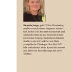 Ricarda Junge, geboren 1979 in Wiesbaden, lebt in Kassel als Autorin und Lehrerin; hat zwei Töchter. Porträt einer blonden Frau.