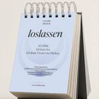 Text auf einem Tischkalender: "everyday PRAYER, loslassen. Ich fühle. Ich lasse los. Ich finde Frieden im Fließen." Darunter weitere Details.