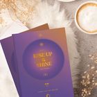 „RISE UP & SHINE Journal“ und „LAURA MALINA SEILER“ auf einem lila Buch. Hintergrund: Kaffee, Kuchen, Trockenblumen.