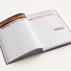 Text: "März/April" und ein Zitat von Franz Kafka. Ein geöffneter Kalender mit Terminfeldern.