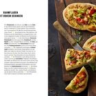 Überschrift: Rahmfladen mit rohem Schinken. Links Rezept, rechts Fladen mit Belag aus Schinken und Frühlingszwiebeln.