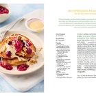 "Buchweizen-Pancakes mit warmem Beerenkompott." Rezept mit Zutaten und Tipps. Links: Pancakes mit Beeren und Sauce.