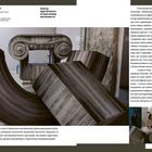 Links: „Андреас Ангелідакіс, Центр критичного осмислення античності“. Kunstobjekte ähneln übergroßen antiken Säulenfragmente.
