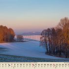 "02" unten links, darunter ein Kalender für Februar. Eine schneebedeckte Hügellandschaft mit Bäumen im Sonnenuntergang.