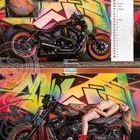 "02 Februar" steht groß unten. Eine Harley Davidson V-Rod ist vor buntem Graffiti, eine Frau in roten Stiefeln posiert darauf.