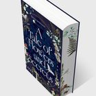 Auf dem Buch steht "A Tale of Flowers and Secrets" von Becky Jenkinson. Das Cover zeigt florale Illustrationen.