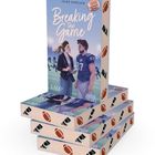 Ein Buchstapel mit dem Titel "Breaking the Game" von Jules Sinclair. Illustration: Frau mit Kamera, Mann in Football-Trikot.