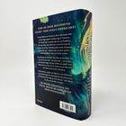 Der Text beschreibt die Fortsetzung einer Fantasy-Reihe mit einer Protagonistin namens Rhya. Hintergrund in blau-grünen Wirbeln.