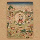 Ein Gemälde zeigt eine zentrale Figur im Lotussitz, umgeben von kleineren Szenen mit Menschen und Landschaften.