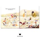 "Buddeln ist heute mein Lieblingsspiel. Alle machen mit!" Tiere beim Spielen in einem Sandkasten, illustriert. Unten ein Logo.