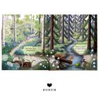 "Der vierte, grün und glänzend, fand es im Bach vor einem Stamm." Illustration mit Wald, Bach und Maus.