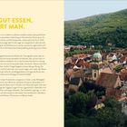 KULTURGUT ESSEN. DAS SPÜRT MAN. Links Text über französische Küche. Rechts Foto von einer kleinen Stadt mit Kirche und Hügeln im Hintergrund.