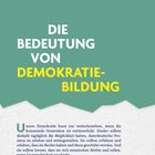 "DIE BEDEUTUNG VON DEMOKRATIEBILDUNG" in Weiß und Gelb. Illustration mit Bergen und Text über Demokratie.