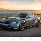 FEBRUAR 2025er Mustang GTD. Graues Auto mit großem Heckspoiler, im Vordergrund auf Asphalt, Sonnenuntergang im Hintergrund.