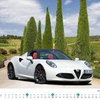 Text: "FEBRUAR", "Alfa Romeo 4C Spider Baujahr 2016". Sportwagen auf Landstraße mit Zypressen und Weinbergen im Hintergrund.