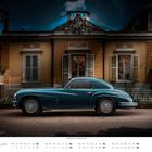 FEBRUAR-Kalender mit klassischem blauen Auto vor eleganter Villa. Wochentage und Daten sind unten aufgelistet.
