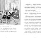 Links: „Im Fach von der Autotür“, erklärt Sven. Jens rennt sofort los. Rechts: Tilda und Kinder in einem Wohnzimmerillustration.