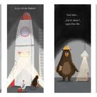 **Panel 1:** "Entes allererstes Abenteuer..." Roter Zug mit Brief-Symbol.

**Panel 2:** "Au ja, mit der Rakete!" Rakete mit Brief-Symbol.

**Panel 3:** "Doch dann... 'Das ist deiner', sagte Alter Bär." Bär mit Bauhelm zeigt auf Roller.

**Panel 4:** "ACH DU DICKER KRÜMEL!" Ente mit Roller, Kiste beschriftet "An Entenjunge".