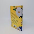 Der Buchrücken trägt den Titel "UNTERWASSERBLAU" von Petra Hucke. Das Cover ist gelb mit weißen Blumenillustrationen.