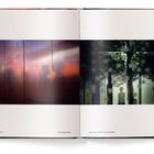 Links: "Above Amber Glow". Rechts: "Above Tree Page 26 Over the Shoulder". Silhouetten und Lichteffekte an Wänden.